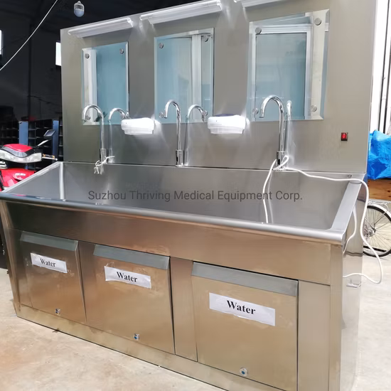 医療用 304 ステンレス鋼のサージカル スクラブ シンク、フット ペダル センサー付きタップ付き 3 人用